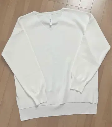 디니테코리에 V넥 니트
