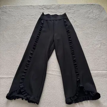 새상품 프릴 장식 블랙 가우초 팬츠