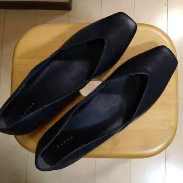 란다 소프트 V컷 플랫 펌프스 25.5cm 새상품급