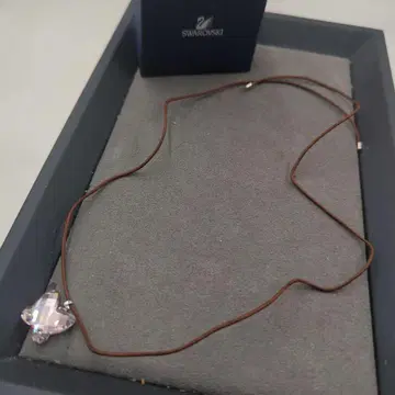 새상품급 스와로브스키 Butterfly 나비 넥 슬레스 펜던트 끈