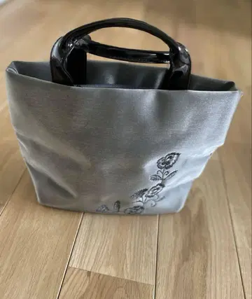 그레이 새틴 토트백 꽃무늬 자수