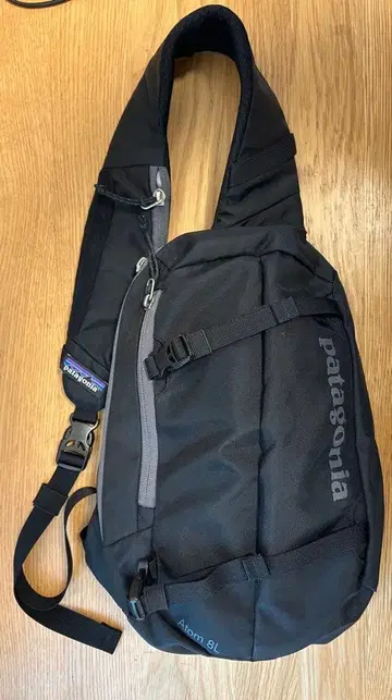 patagonia Atom 8L 블랙 슬링백