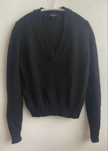 [ A.P.C. ] 블랙 V넥 스웨터