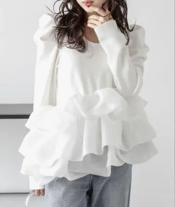 프릴 달린 화이트 상의