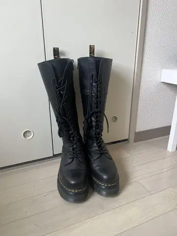 닥터마틴 20홀 롱 부츠