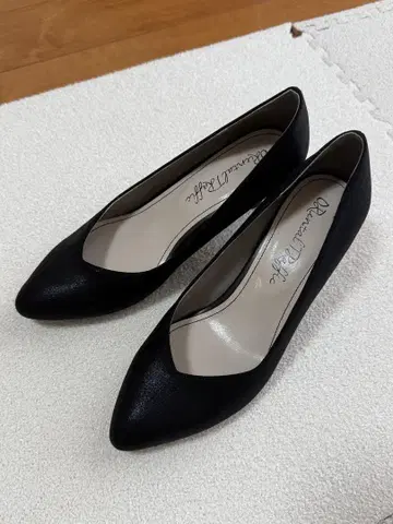 비쥬 장식 블랙 스틸레토 펌프스
