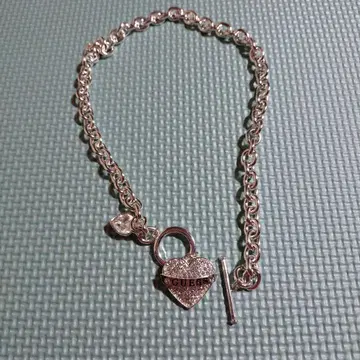 미사용 새상품 GUESS 하트형 락 목걸이