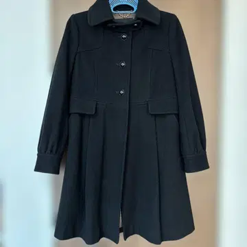 블랙 버튼 부착 A라인 롱 코트