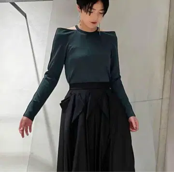 UN3D. 오픈 숄더 롱 슬리브 탑 그린