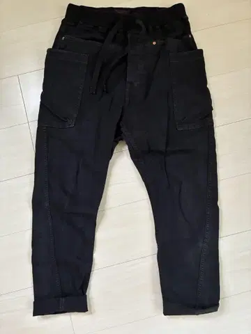 블랙 데님 팬츠 포켓 부착