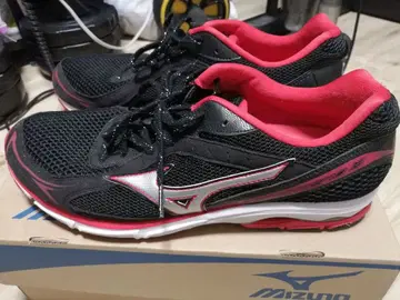[미사용 새상품] Mizuno 러닝화 블랙/빨간색 웨이브 에어로 13
