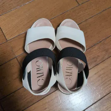 화이트와 블랙 스트랩 샌들