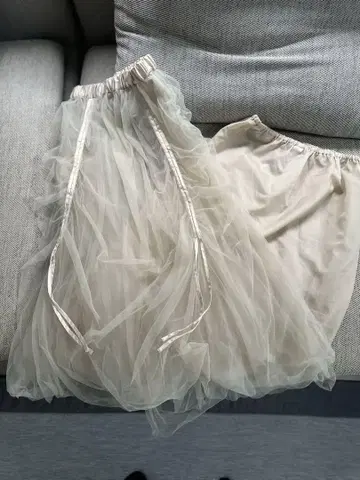 MOUSSY 크림색 튤 플레어 스커트 마우지