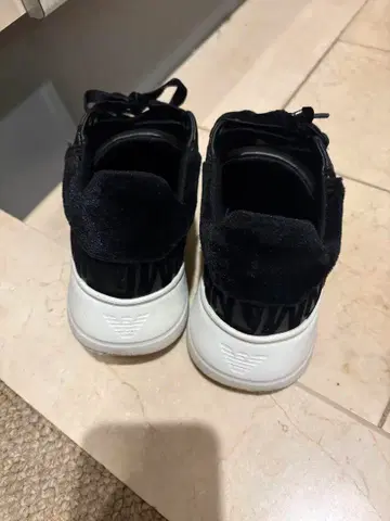 새상품급 엠포리오 ARMANI 스니커즈 기품 있는 스웨이드 터치 사양