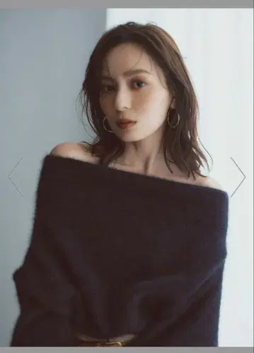 어뉴앙스 라쿤폭스 오프숄더 니트 풀오버