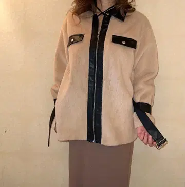 베이지 인조 모피 자켓