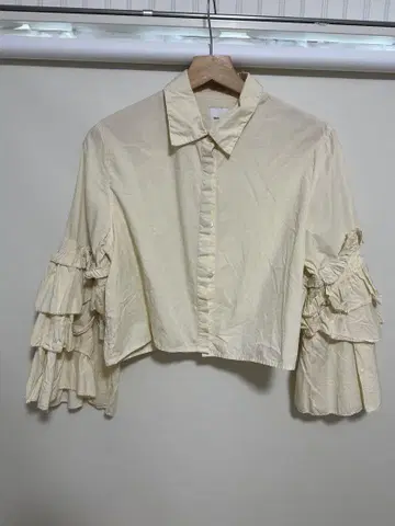 Spick & span 프릴 긴팔 셔츠 크림색
