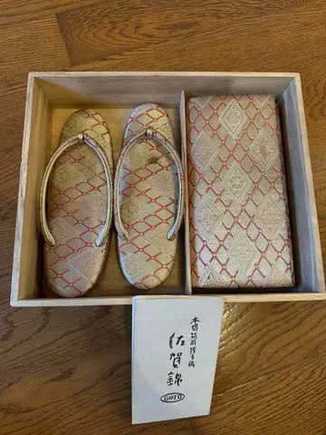 사가니시키 골드 컬러와 빨간색 일본 나막신 및 오비 세트