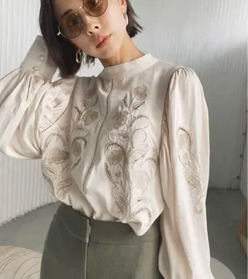 AMERI LADY EMBROIDERY PUFF BLOUSE