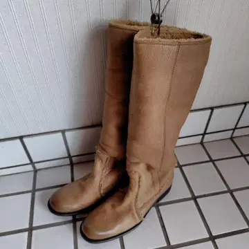 베이지 가죽 어그 부츠
