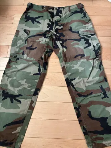 카모플라쥬 카고 팬츠 포켓 부분에 올풀림 있음