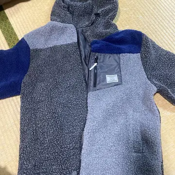 후드 부착 그레이와 네이비 플리스 자켓