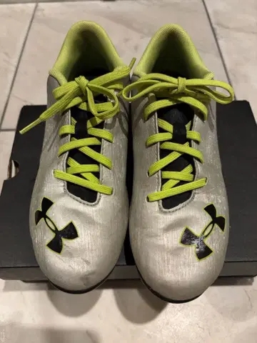 언더아머 축구화 실버/라임 24cm