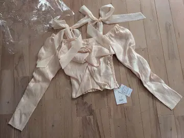 EATME 오프숄더 새틴 리본 셔링 상의