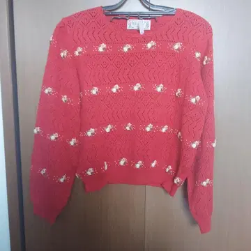 무늬 편직에 손자수 꽃무늬의 긴팔 스웨터