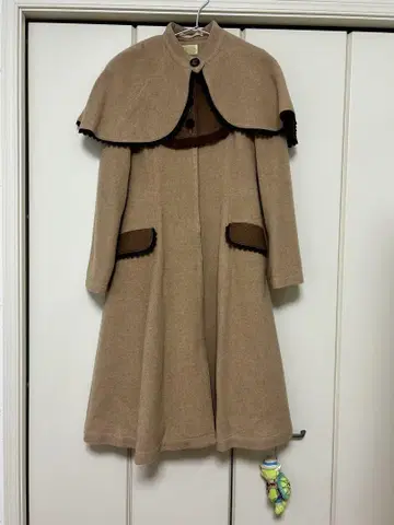 빅토리아 메이든 벨벳 페를린 코트