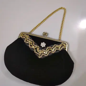 블랙 클러치백 골드 컬러 장식 포함