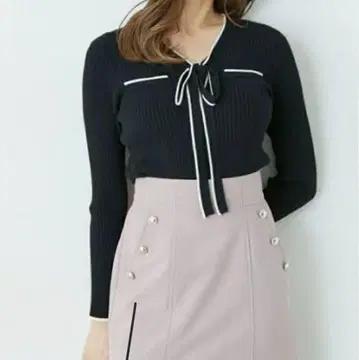 JILLSTUART 바이컬러 보타이 리브 니트 블랙 긴팔 니트