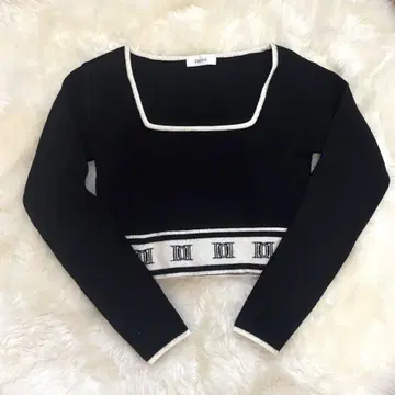 DD 모노그램 스퀘어넥 상의