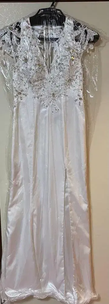 화이트 비즈 자수 드레스