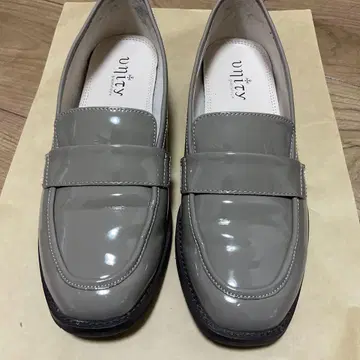 그레이 에나멜 로퍼