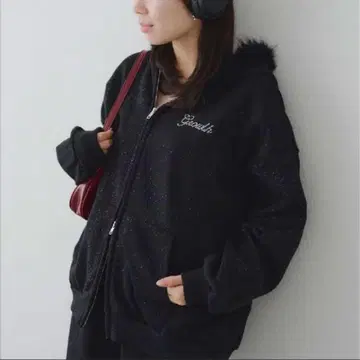라메 키라키라 퍼 후드티 블랙