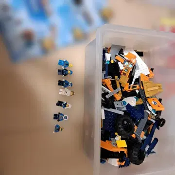 LEGO 블록과 미니 피규어 정크