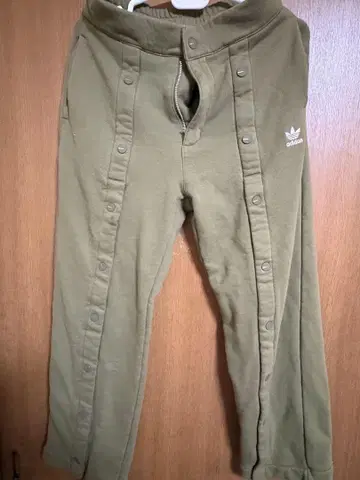 adidas 버튼 달린 올리브 팬츠 AU/M/JM