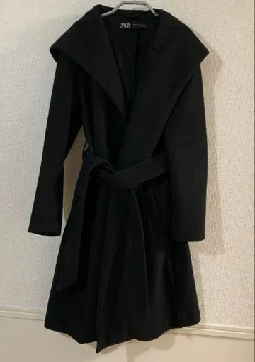 ZARA 블랙 후드 부착 롱 코트 사이드 포켓 있음