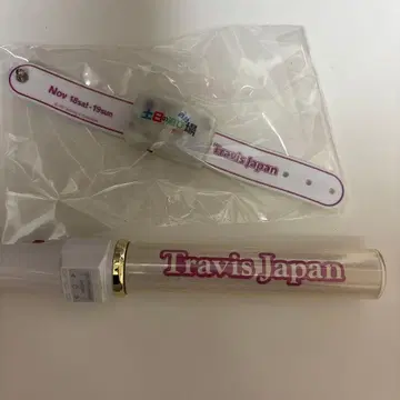 Travis Japan 응원봉과 리스트 밴드