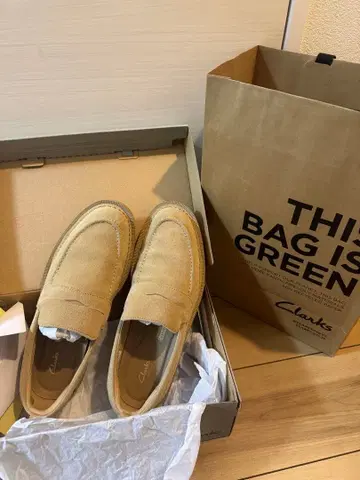 Clarks 스웨이드 로퍼 베이지