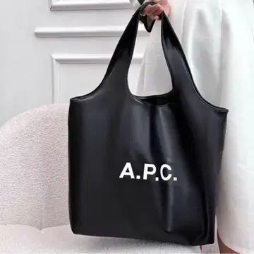 A.P.C. 아페쎄 토트백 블랙