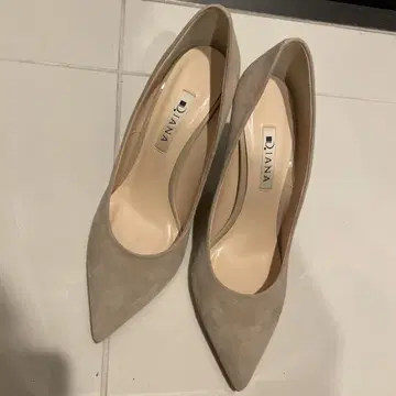 DIANA 스웨이드 펌프스