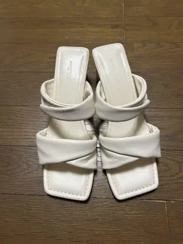 화이트 스퀘어토 샌들 아줄바이마우지