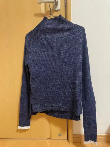 네이비 터틀넥 라메 스웨터
