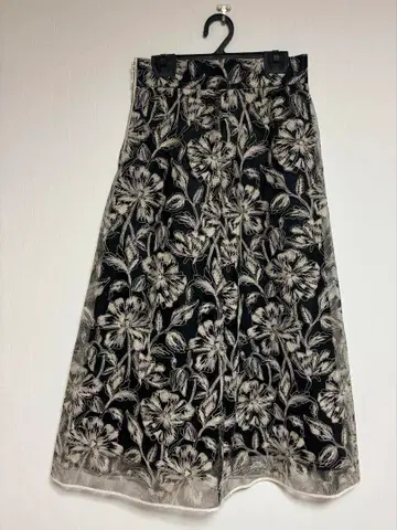 플라워 자수 플레어 스커트 블랙