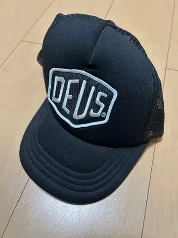 DEUS EX MACHINA 블랙 트래커 캡
