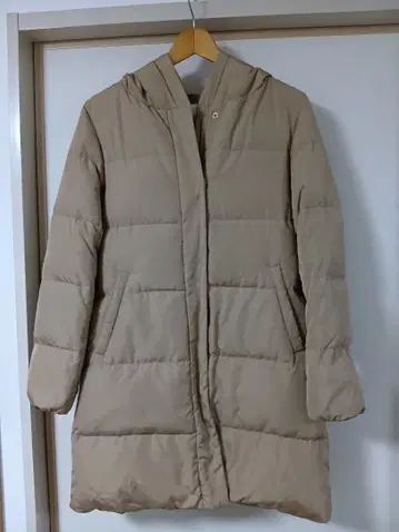 베이지 후드 부착 다운 자켓 롱 기장