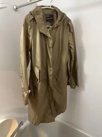 Traditional Weatherwear의 우천 겸용 후드 부착 코트