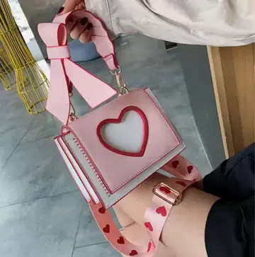 하트 모양 창문이 달린 핑크 숄더백